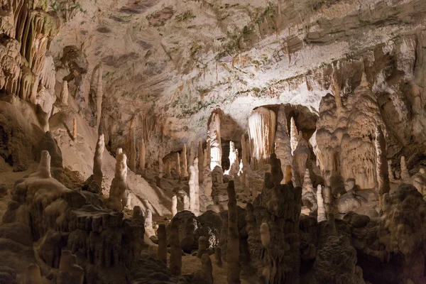 Cueva interior con estalactitas y estalagmitas — Foto de Stock