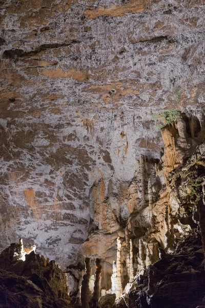 Cueva interior con estalactitas y estalagmitas — Foto de Stock