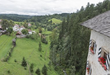 Predjama Kalesi, Slovenya pencereden görüntüleme