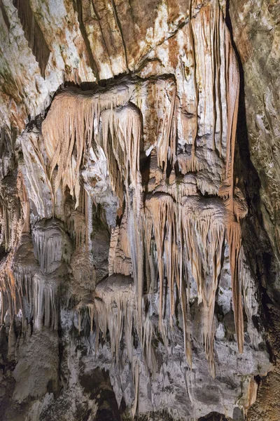 Cueva interior con estalactitas y estalagmitas — Foto de Stock