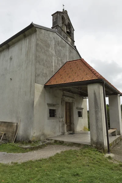 Ünlü kilise Our Lady acılarını. Predjama, Slovenya. — Stok fotoğraf