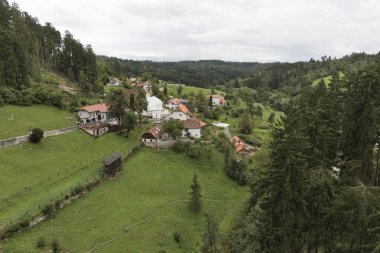 Predjama Kalesi, Slovenya pencereden görüntüleme