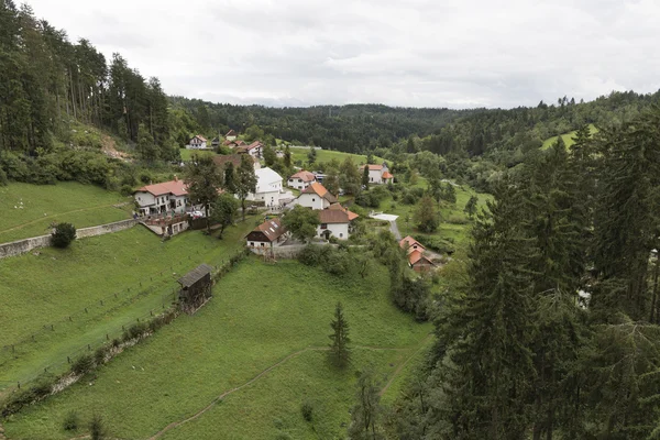 Vista para fora da janela do Castelo de Predjama, Eslovênia — Fotografia de Stock