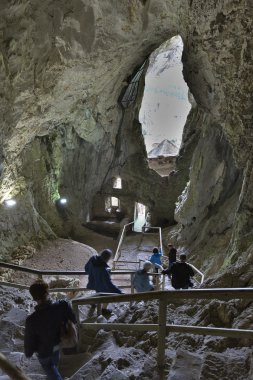 Predjama Kalesi, Slovenya'da mağara