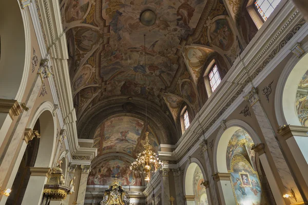 Franciskanska kyrkan av bebådelsen inre. Ljubljana, Slove — Stockfoto