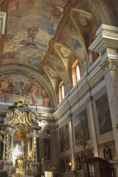 Altaret i Franciskanska kyrkan bebådelsen. Ljubljana, Slove — Stockfoto