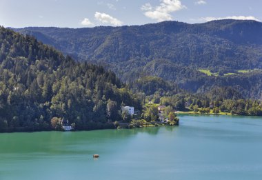 Alpler ve Lake Bled havadan görünümü