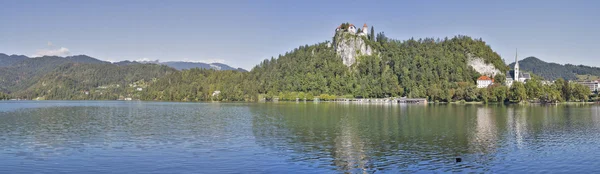 Středověký hrad, St. Martins farního kostela a Bledské jezero panoram — Stock fotografie