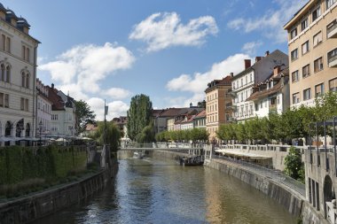 Ljubljana, Slovenya Ljubljanica Nehri boyunca insanlar yürümek