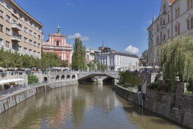 Ljubljana, Slovenya Ljubljanica Nehri boyunca insanlar yürümek