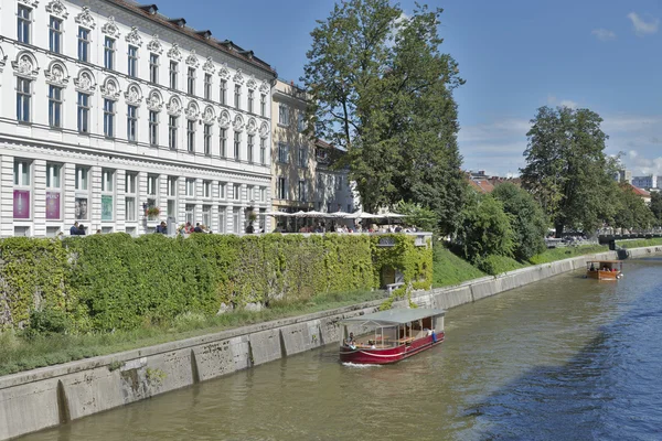 Lidé chodí podél řeky Ljubljanice Lublaň, Slovinsko — Stock fotografie