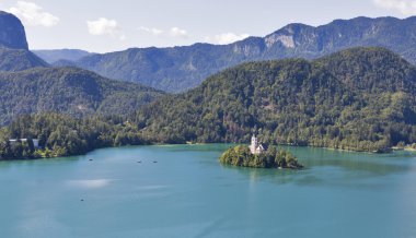 Varsayım Kilisesi ile Slovenya'da Bled Gölü