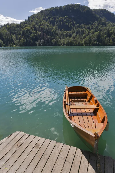 Barco en el muelle del lago Bled . — Foto de Stock