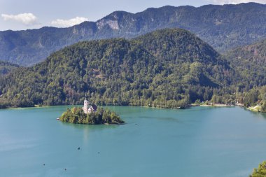 Varsayım Kilisesi ile Slovenya'da Bled Gölü
