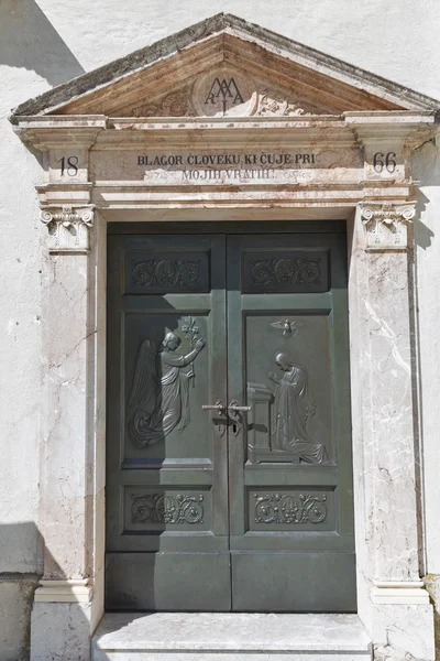 Церковь Успения Марии древняя дверь на озере Блед острова — стоковое фото