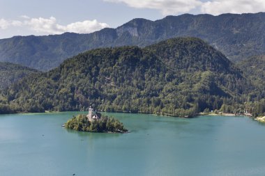Varsayım Kilisesi ile Slovenya'da Bled Gölü