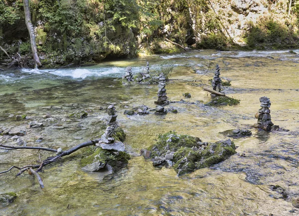 Sten högar på stranden av floden Radovna i Vintgar gorge — Stockfoto