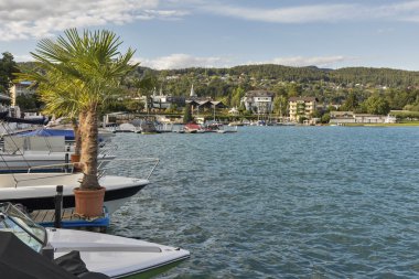 demirli tekneler boyunca waterfront Köyü Velden, Avusturya