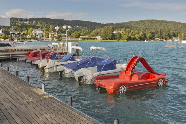 Barcos ancorados ao longo da orla da vila de Velden, Áustria — Fotografia de Stock