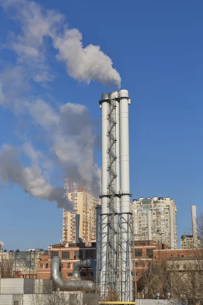 Thermal power plant with a smoke against city landscape — Stock Photo, Image