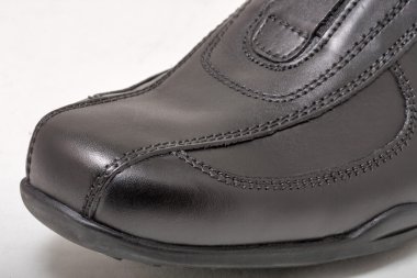 Siyah adam beyaz portre üstünde çizme Deri ayak