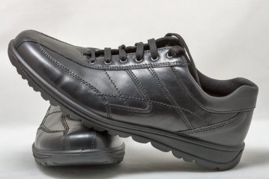 Siyah adam deri ayakkabılar beyaz ayakkabı bağı ile