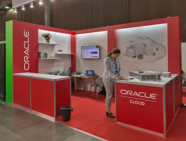 Oracle bedrijf stand op Cee 2015, de grootste elektronica beurs in Oekraïne — Stockfoto