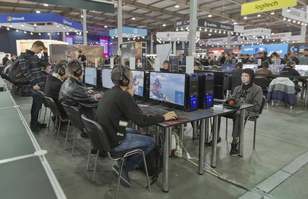 Zona de juegos en CEE 2015, la feria de electrónica más grande de Ucrania —  Fotos de Stock