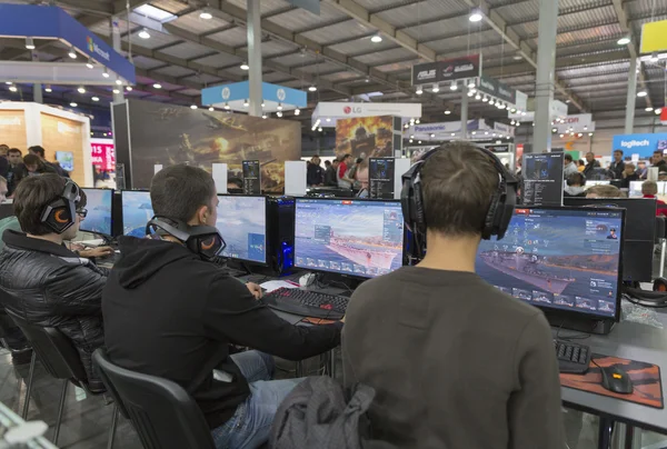 Zona de juegos en CEE 2015, la feria de electrónica más grande de Ucrania — Foto de Stock