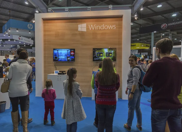 Microsoft företaget monter på Cee 2015, den största elektronik mässa i Ukraina — Stockfoto