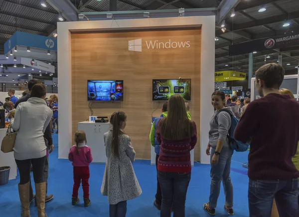 A Microsoft cég standján a Cee 2015-ig, a legnagyobb elektronikai szakkiállítás Ukrajnában Stock Kép