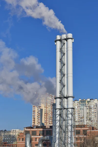 Tepelná elektrárna s kouřem proti městské krajiny — Stock fotografie