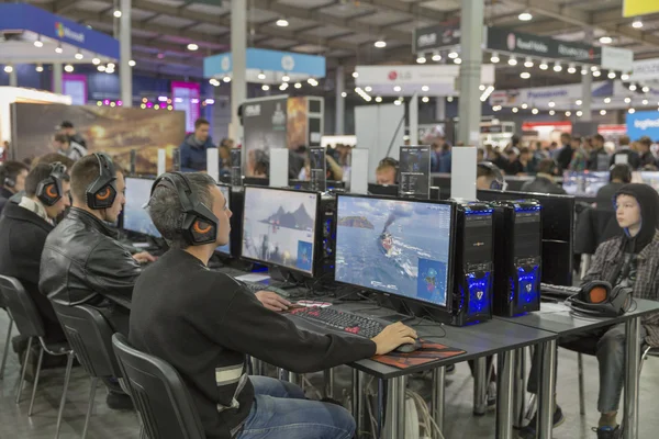 Zona de juegos en CEE 2015, la feria de electrónica más grande de Ucrania — Foto de Stock