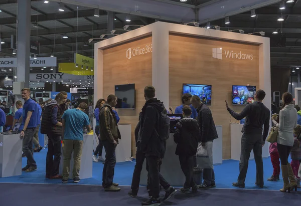 Microsoft εταιρεία περίπτερο στο Cee 2015, η μεγαλύτερη εμπορική ηλεκτρονική δείχνουν στην Ουκρανία — Φωτογραφία Αρχείου