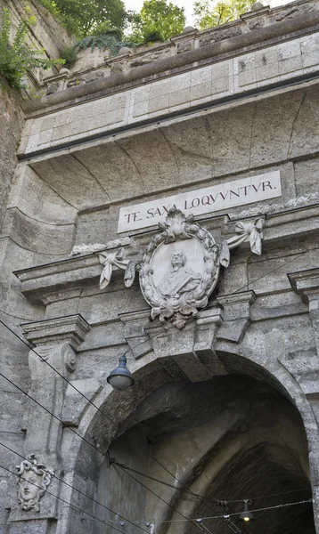 Artful ornamenten over historische tunnel poort in Salzburg, Oostenrijk — Stockfoto