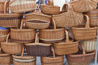 hasır sepetleri satıyor semt pazarı