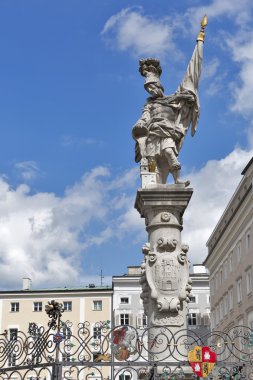 Salzburg, Avusturya için St. Florian heykeli.