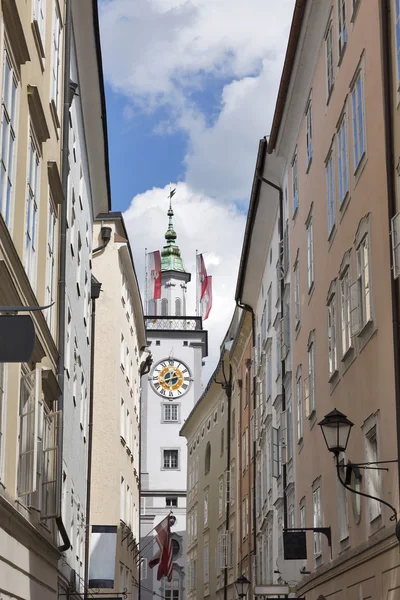 Uhrturm des alten Rathauses mit Fahnen in salzburg, Österreich, Europa — Stockfoto