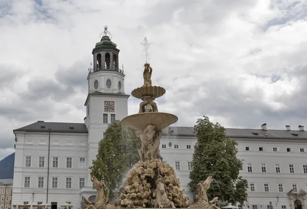 Residence plein met beroemde Residenz fontein in Salzburg, Oostenrijk. — Stockfoto