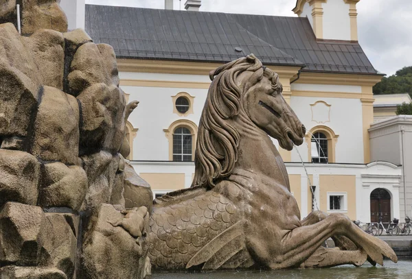 Berömda Residenz fontänen i Salzburg, Österrike. — Stockfoto