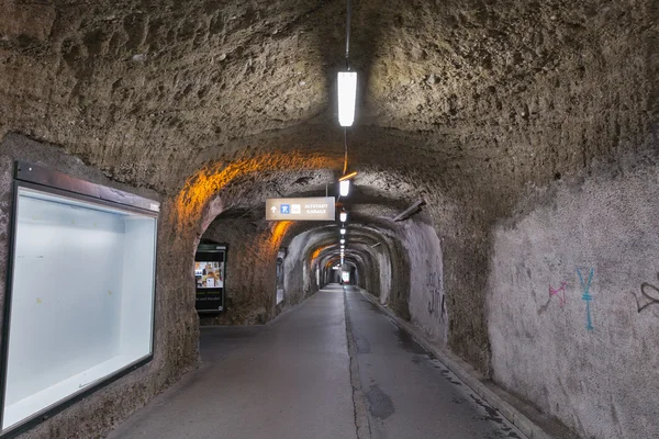 Parte pedonal do túnel Siegmundstor ou Neutor em Salzburgo, Áustria . — Fotografia de Stock