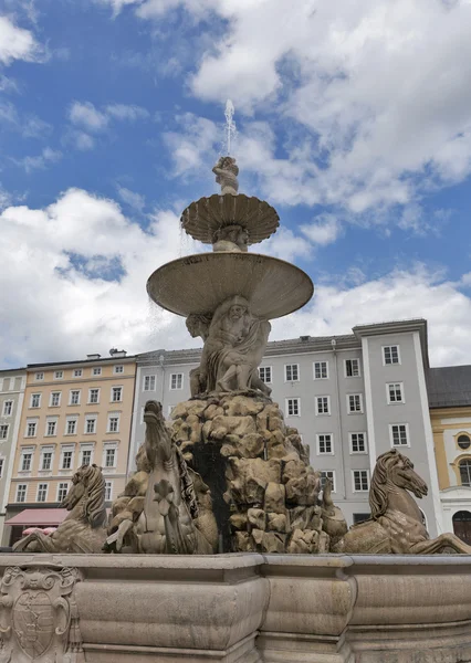Beroemde Residenz fontein in Salzburg, Oostenrijk. — Stockfoto