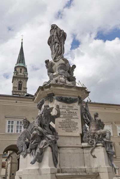 Maria Statue voor de Dom van Salzburg, Oostenrijk. — Stockfoto