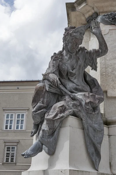 Heykeli önünde Salzburg Dom, Avusturya. — Stok fotoğraf