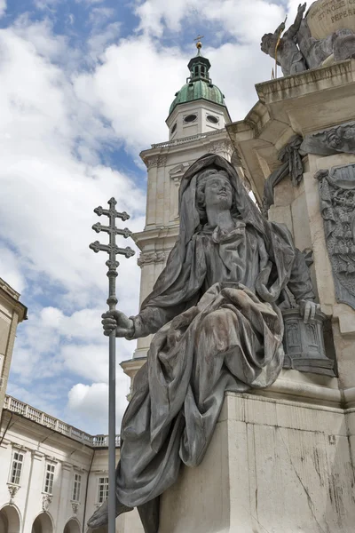 Estatua frente al Dom de Salzburgo, Austria . — Foto de Stock