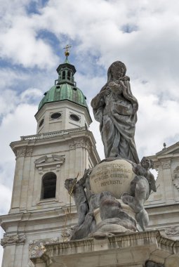 Heykeli önünde Salzburg Dom, Avusturya.