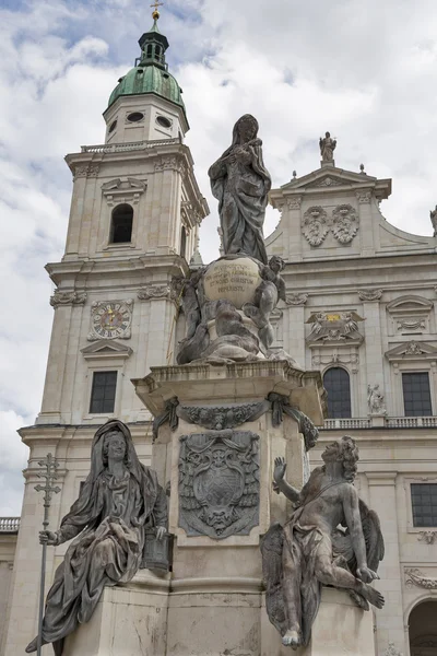 Statyn framför Dom Salzburg, Österrike. — Stockfoto