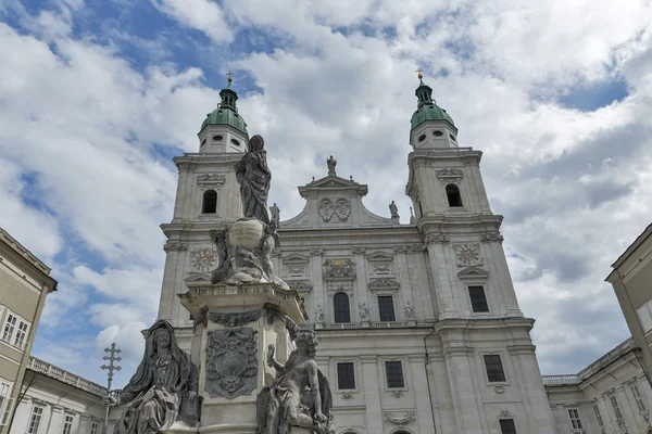 Heykeller önünde Salzburg Dom, Avusturya.