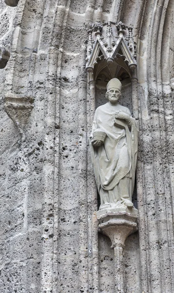 Muur standbeeld van Franciscaanse Kerk in Salzburg, Oostenrijk — Stockfoto