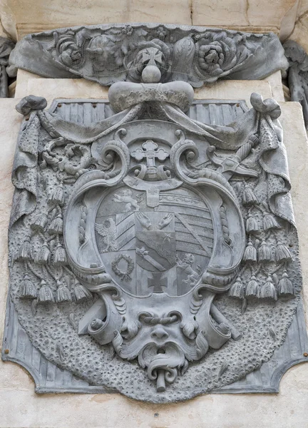 Onbevlekte kolom Coat of Arms dicht bij de Dom van Salzburg, Oostenrijk. — Stockfoto
